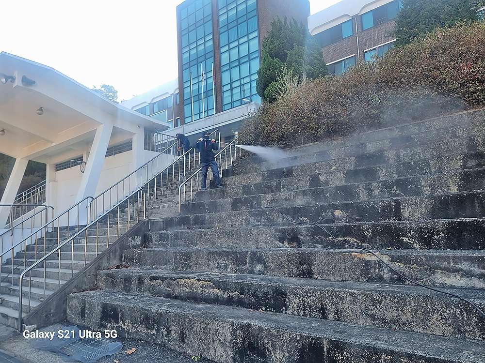 서울 고등학교 야외 계단청소 렉산청소하는 중입니다.