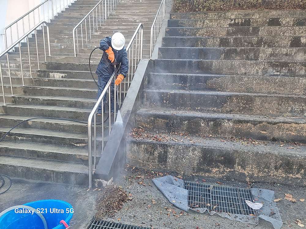 서울 고등학교 야외 계단청소 렉산청소하는 중입니다.