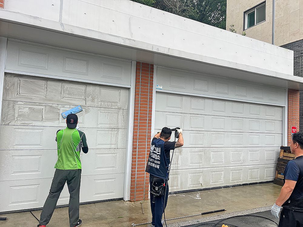 서울 고압세척기 건물외관 및 계단청소하는 중입니다.