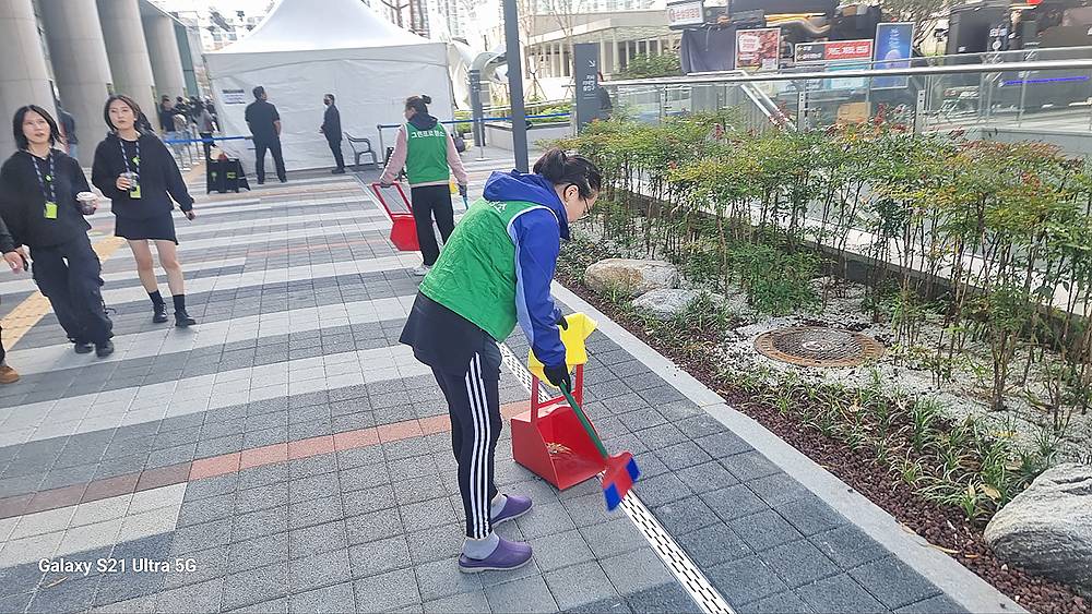 서울 공연장 주변 청소하는 중입니다.