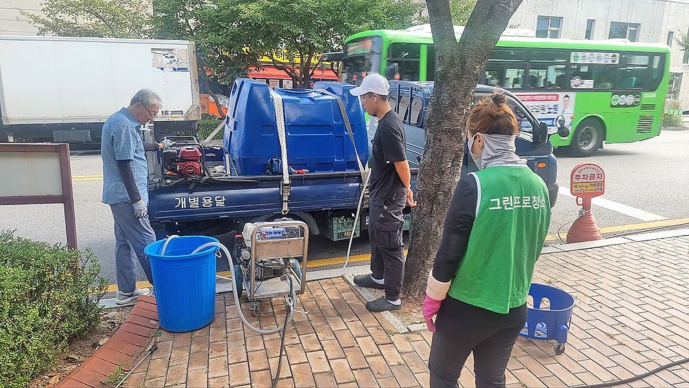 서울 공원 보도블럭 바닥 찌든때 청소하는 중입니다.