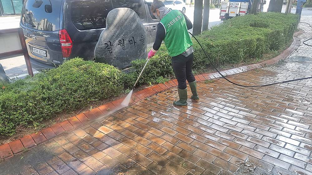 서울 공원 보도블럭 바닥 찌든때 청소하는 중입니다.