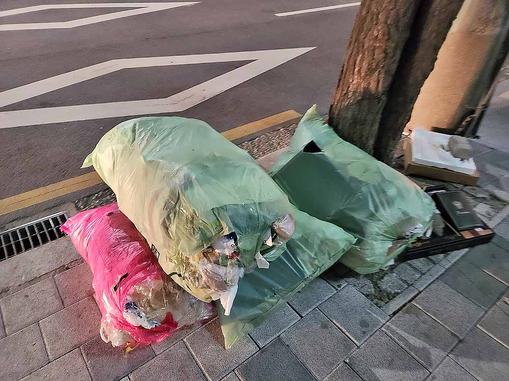 서울 사무실 이사 후 짐정리하는 중입니다.