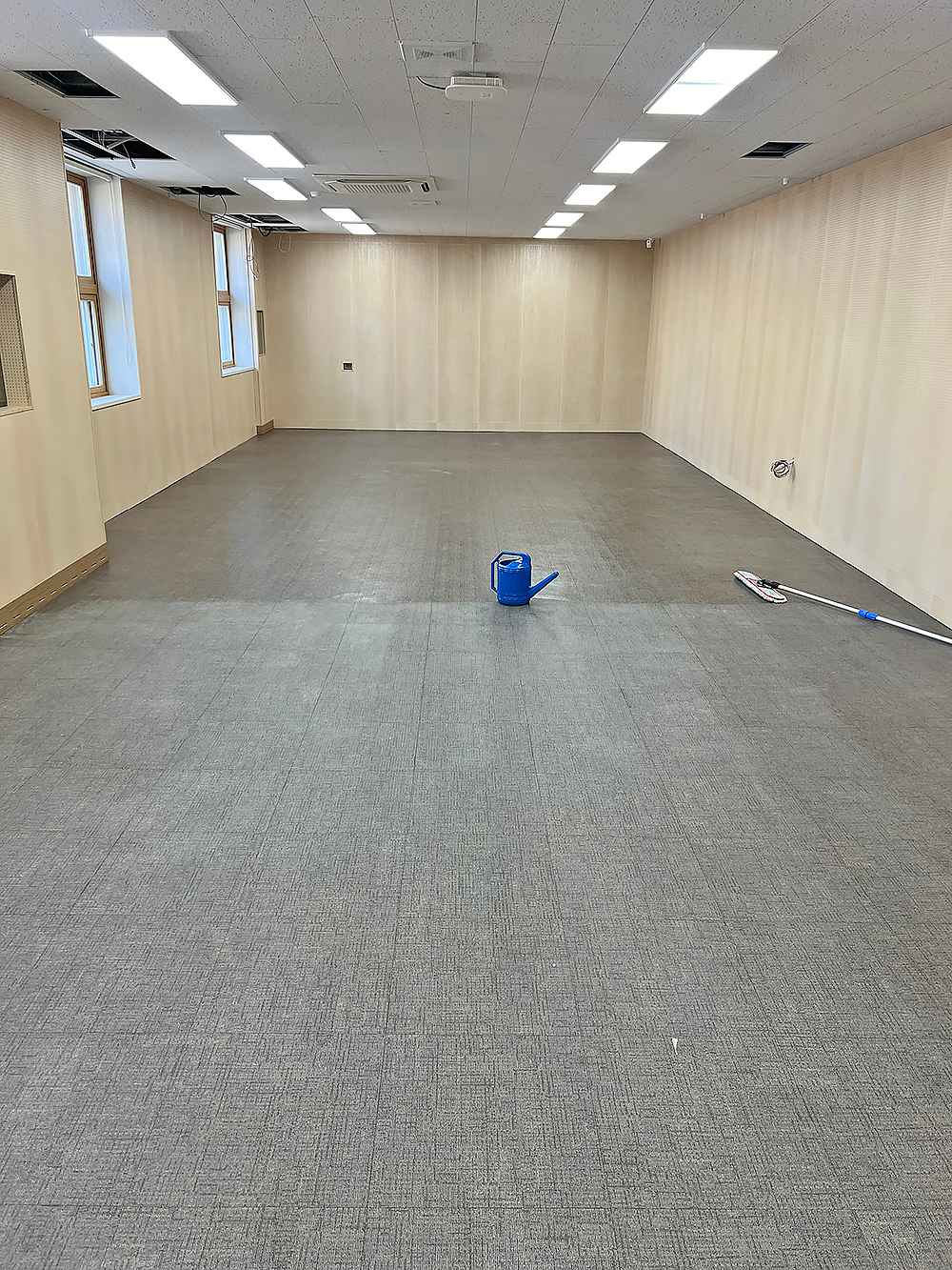 서울 초등학교 인테리어 분진 제거 청소하는 중입니다.