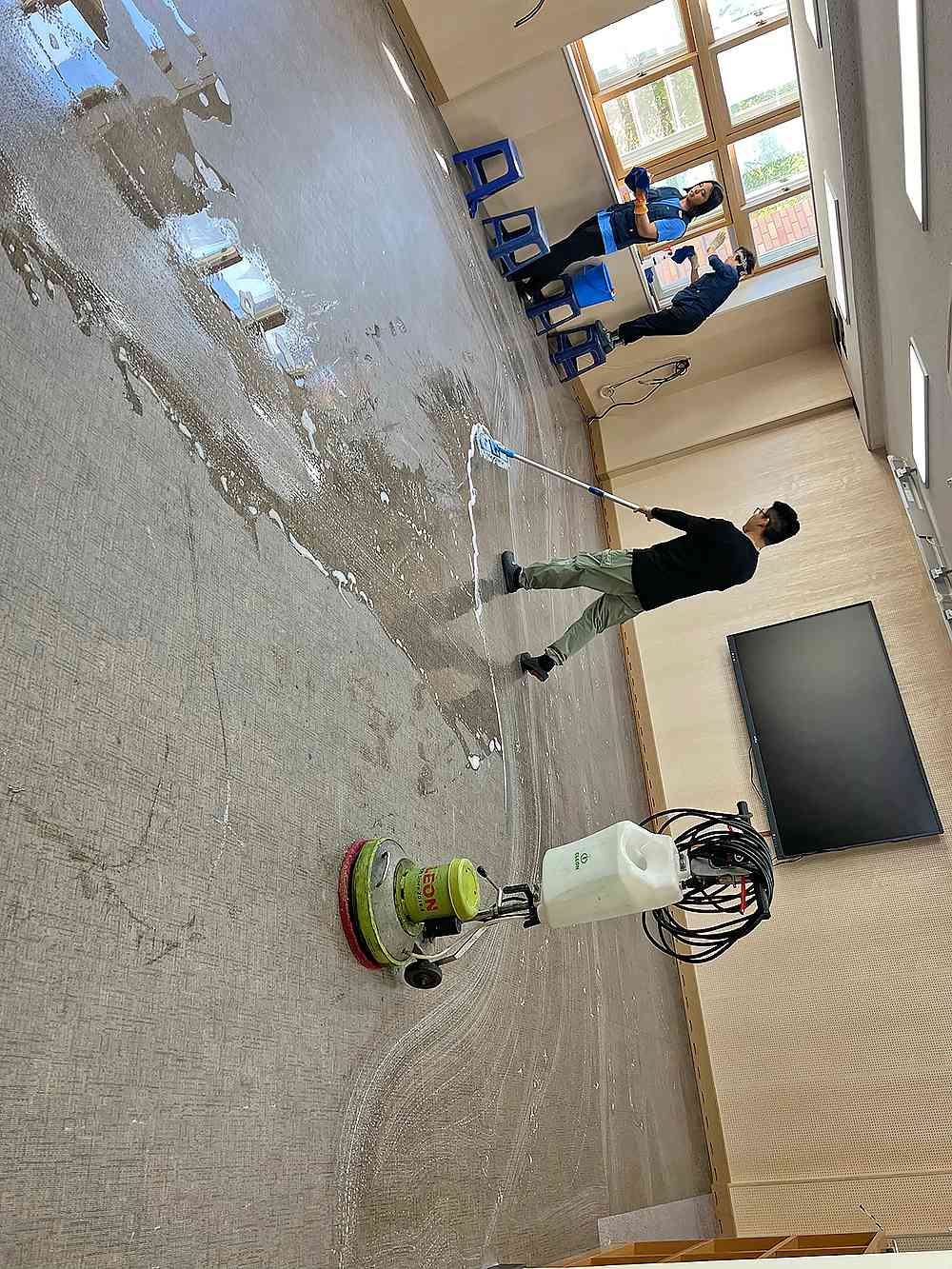 서울 초등학교 인테리어 분진 제거 청소하는 중입니다.