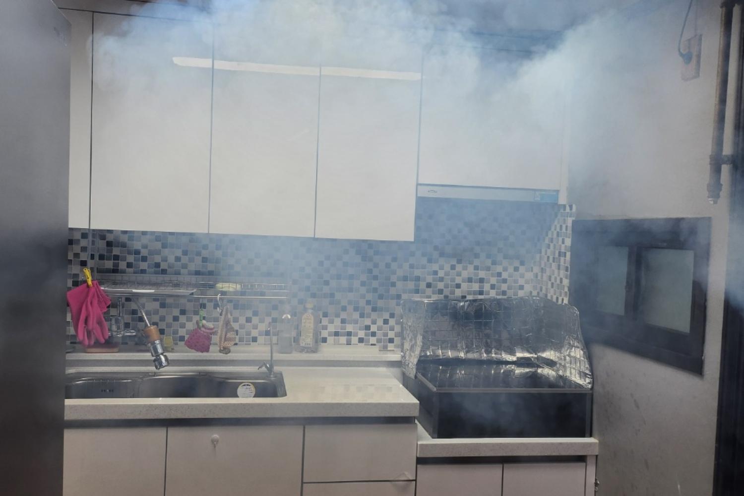 몰딩 및 틈새 청소 작업