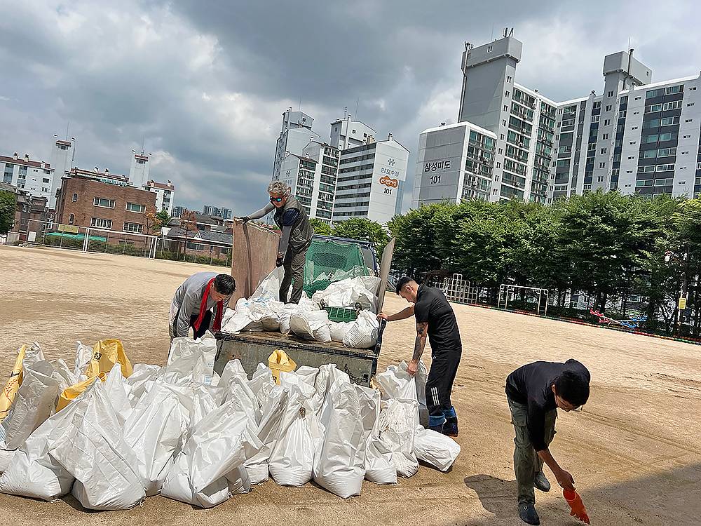 서울 학교 배수로 슬러지 흙 제거하는 중입니다.