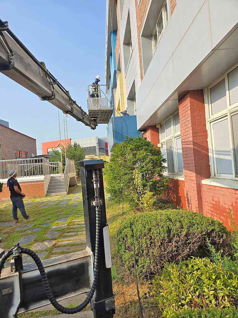 서울 학교 창문 청소하는 중입니다.