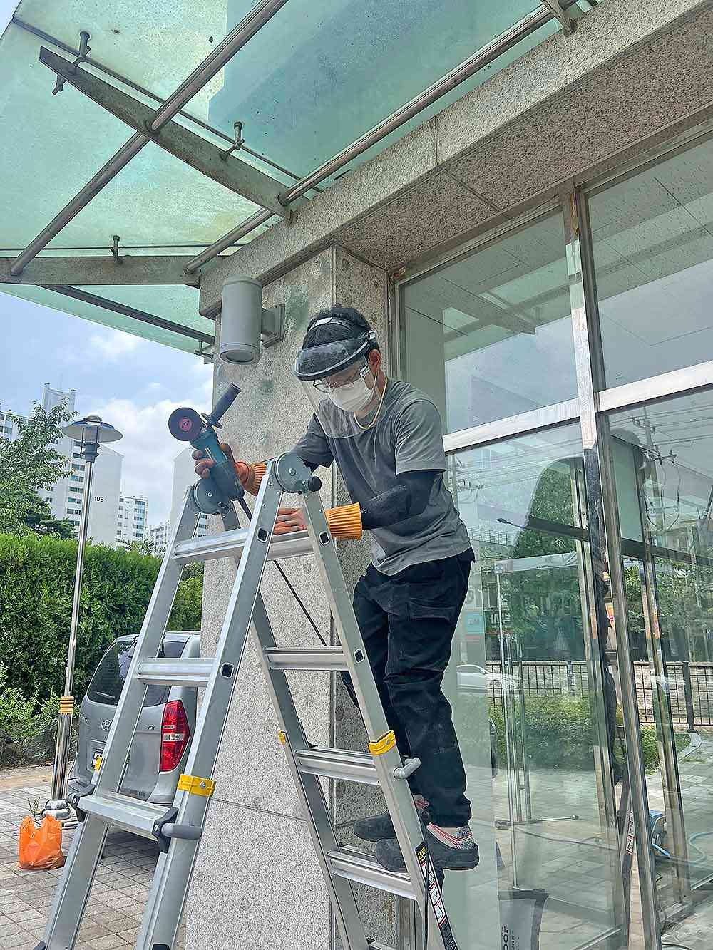 서울 화강석 외벽 본드 자국 제거하는 중입니다.