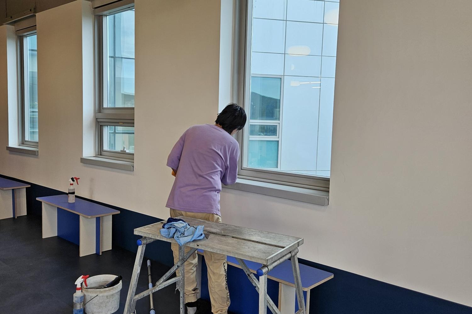 사무실 바닥 청소 모습