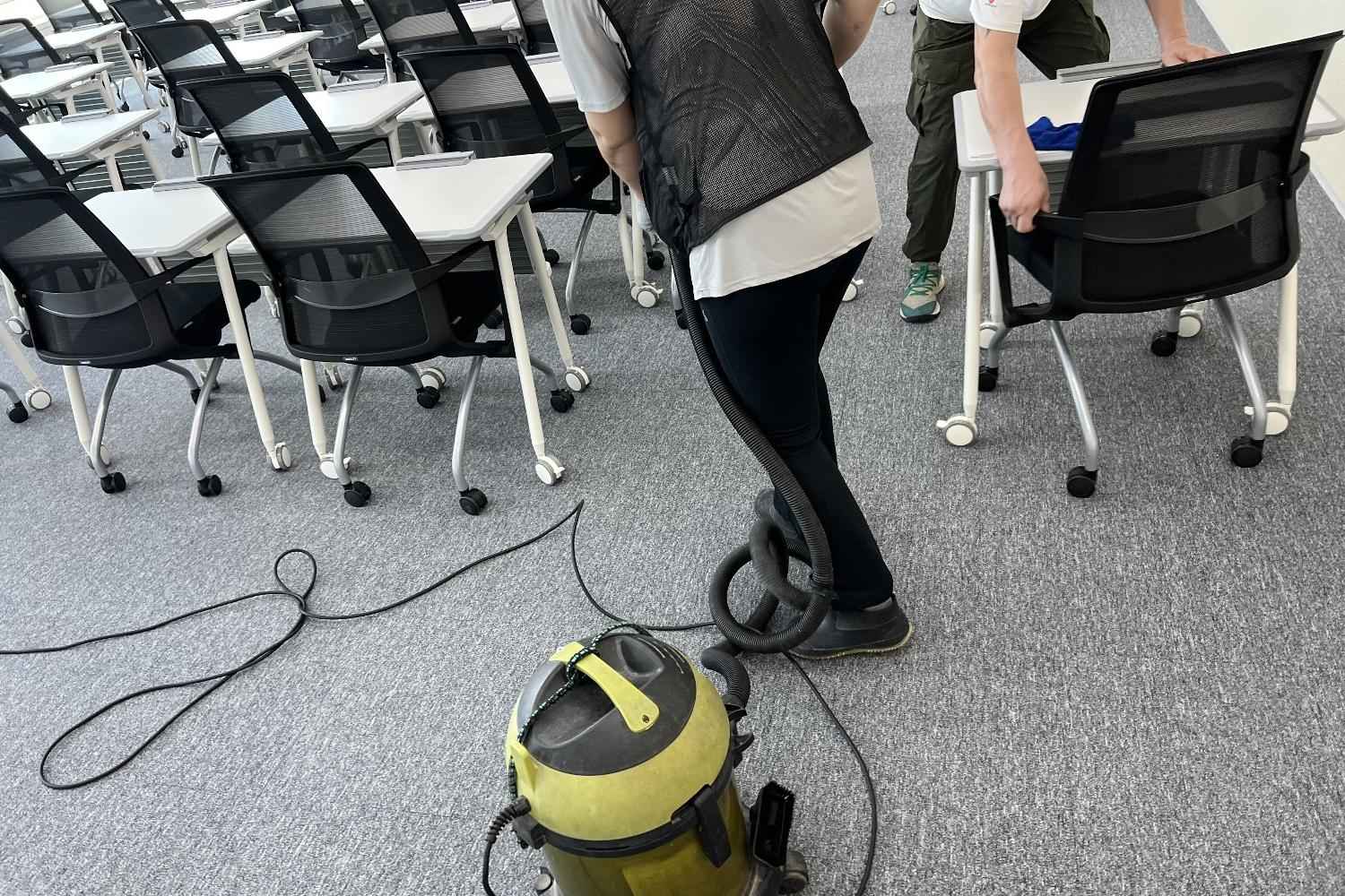회의실 내부 클리닝 중인 모습