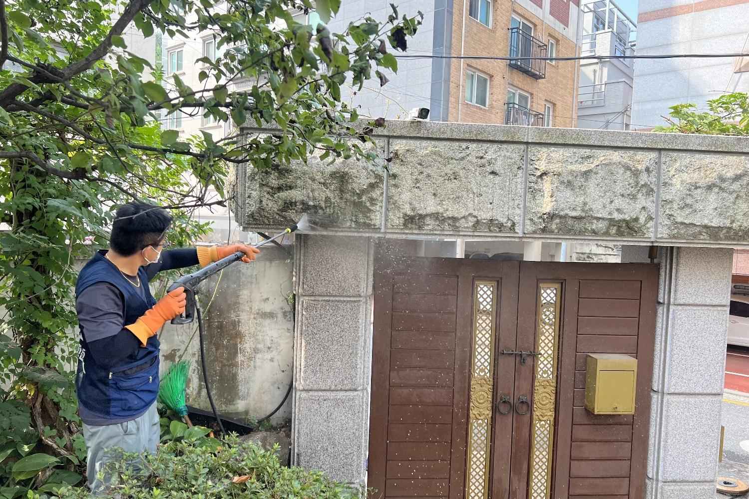 현장 작업 중인 전문 인력