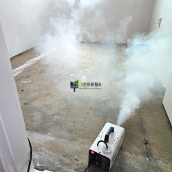 오염물 제거  작업중입니다.