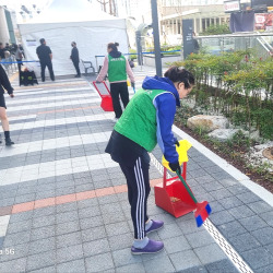 바닥 청소 작업중입니다.